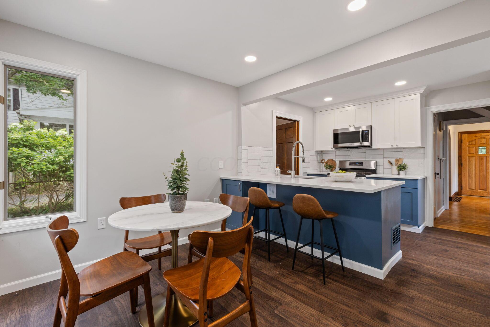 154 Richards Road Columbus, OH 43214 - Photo 22 of 44 Kitchen with Eating Space