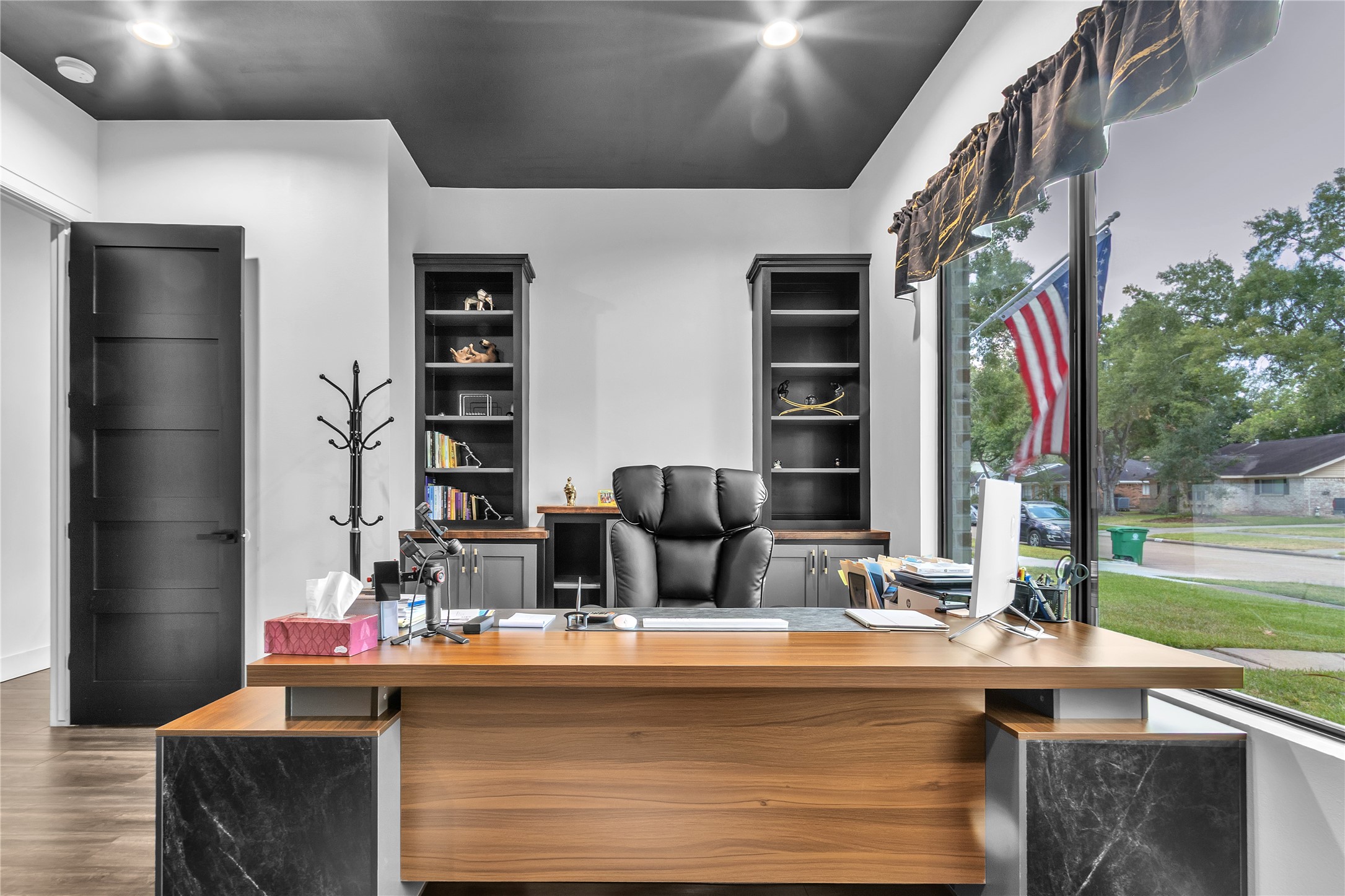 15406 Torry Pines Road Houston, TX 77062 - Photo 28 of 50 a view of hall with living room
