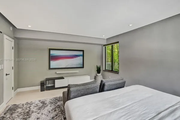 $30,000 | 5735 North Bay Road, Miami Beach, FL 33140