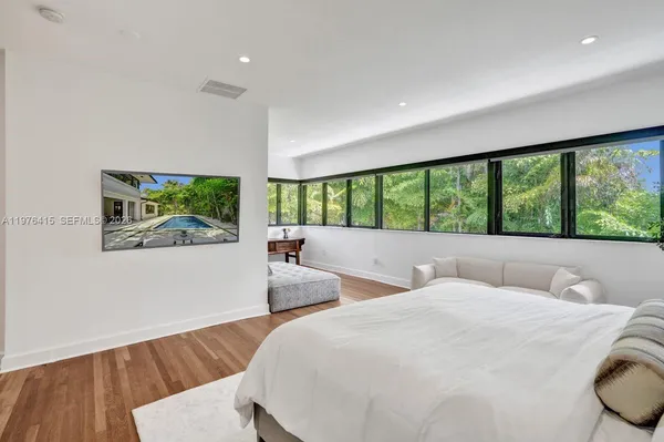 $30,000 | 5735 North Bay Road, Miami Beach, FL 33140