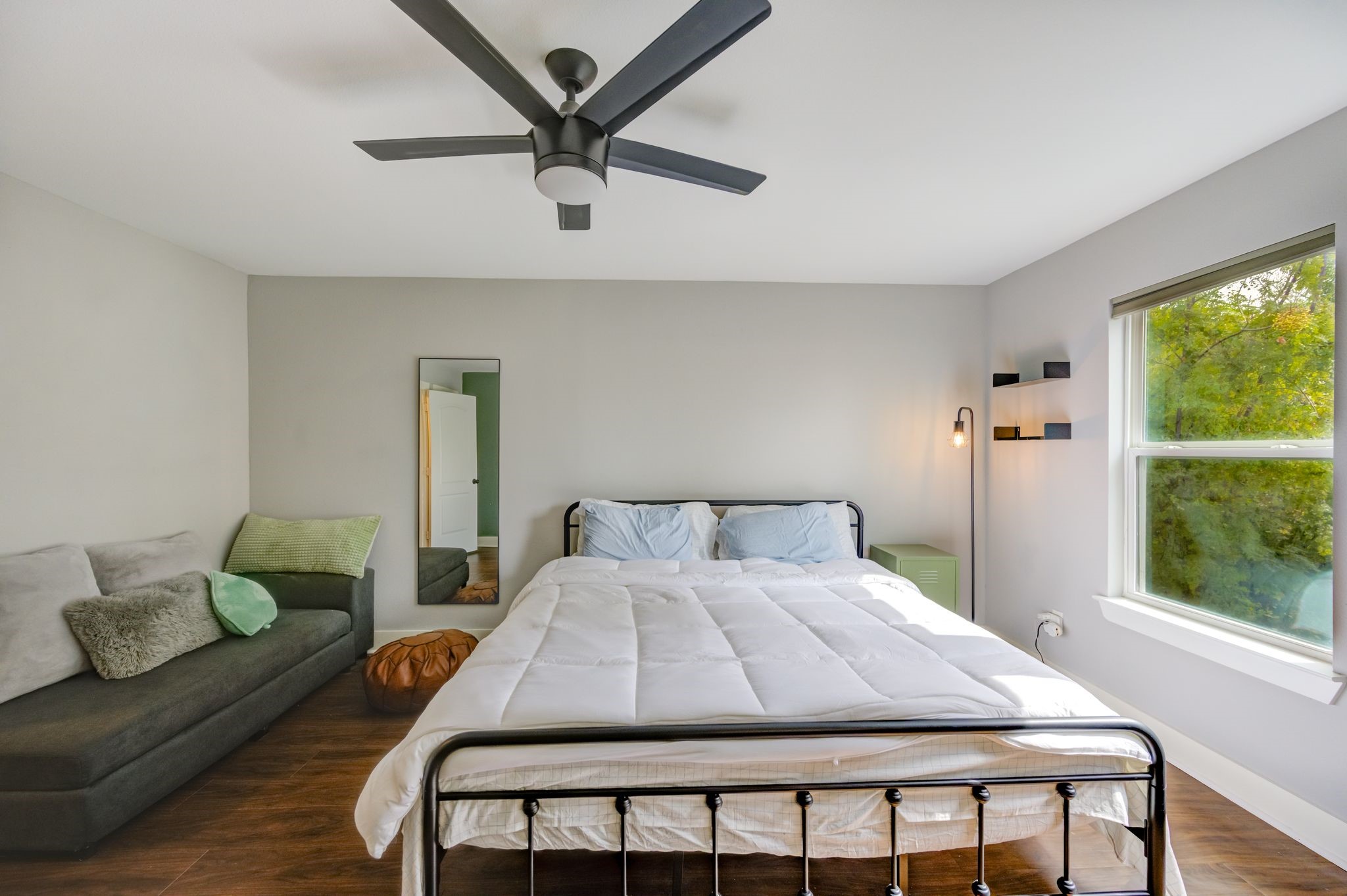 436 Owens Street Houston, TX 77029 - Photo 24 of 33 a bedroom with a bed and a window