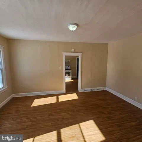 $2,100 | 112 North 2nd Street, Vineland, NJ 08360