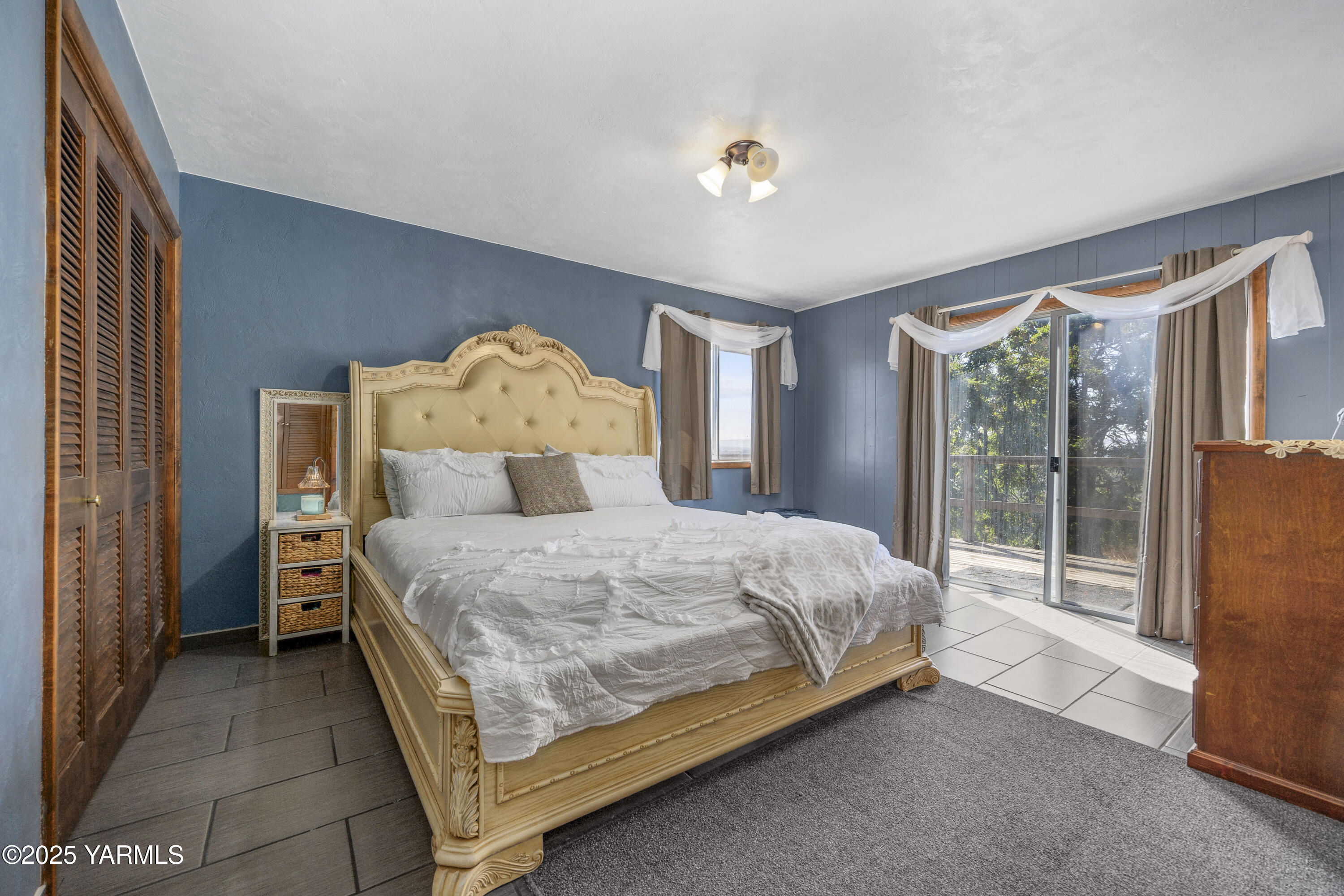 1381 West Riverside Avenue Sunnyside, WA 98944 - Photo 15 of 53 a bed sitting in a bedroom next to a window