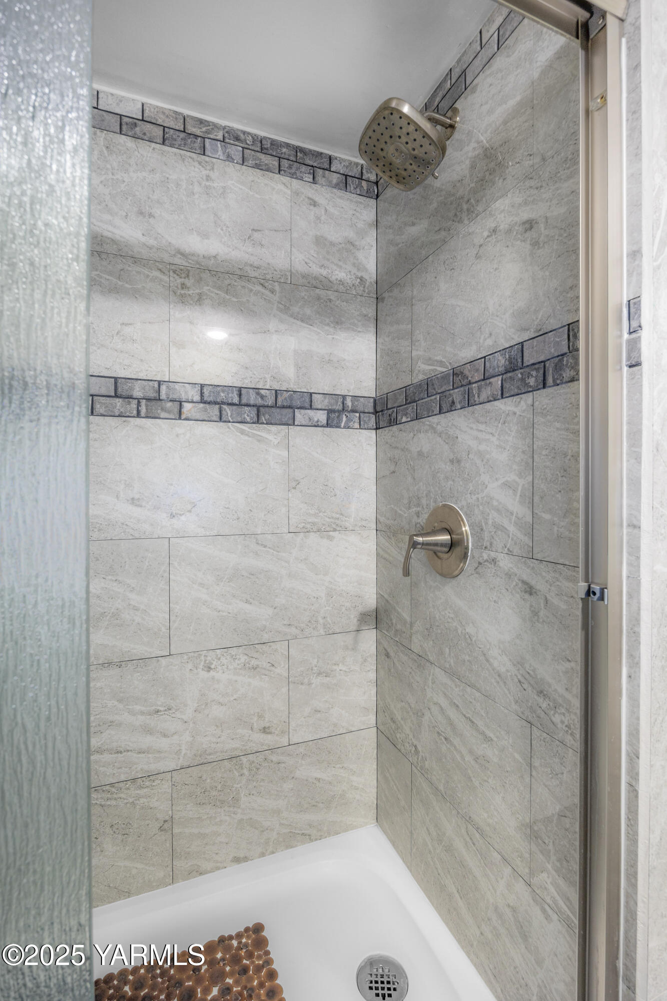 1381 West Riverside Avenue Sunnyside, WA 98944 - Photo 18 of 53 a bathroom with a shower