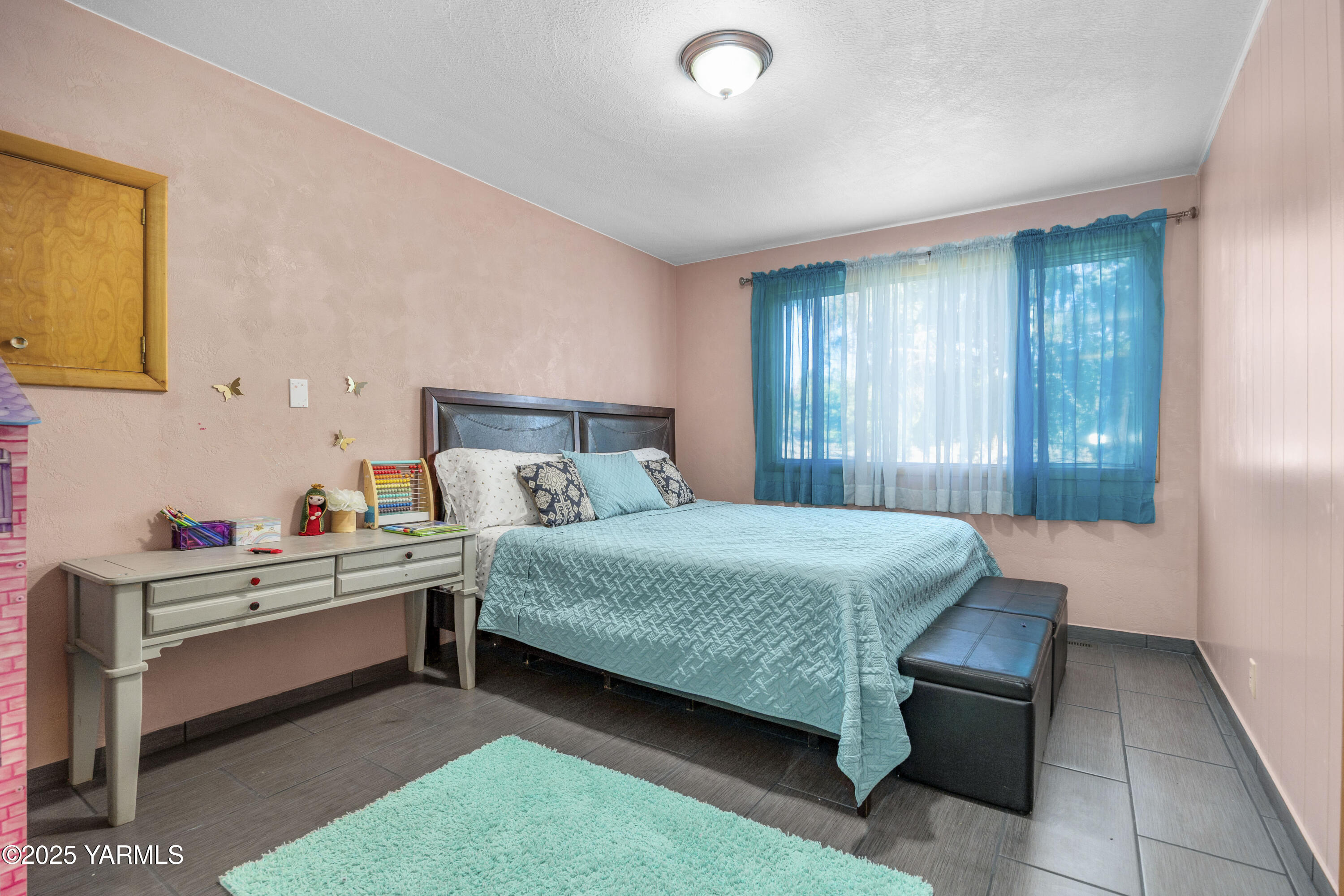 1381 West Riverside Avenue Sunnyside, WA 98944 - Photo 19 of 53 a bedroom with a bed and a window