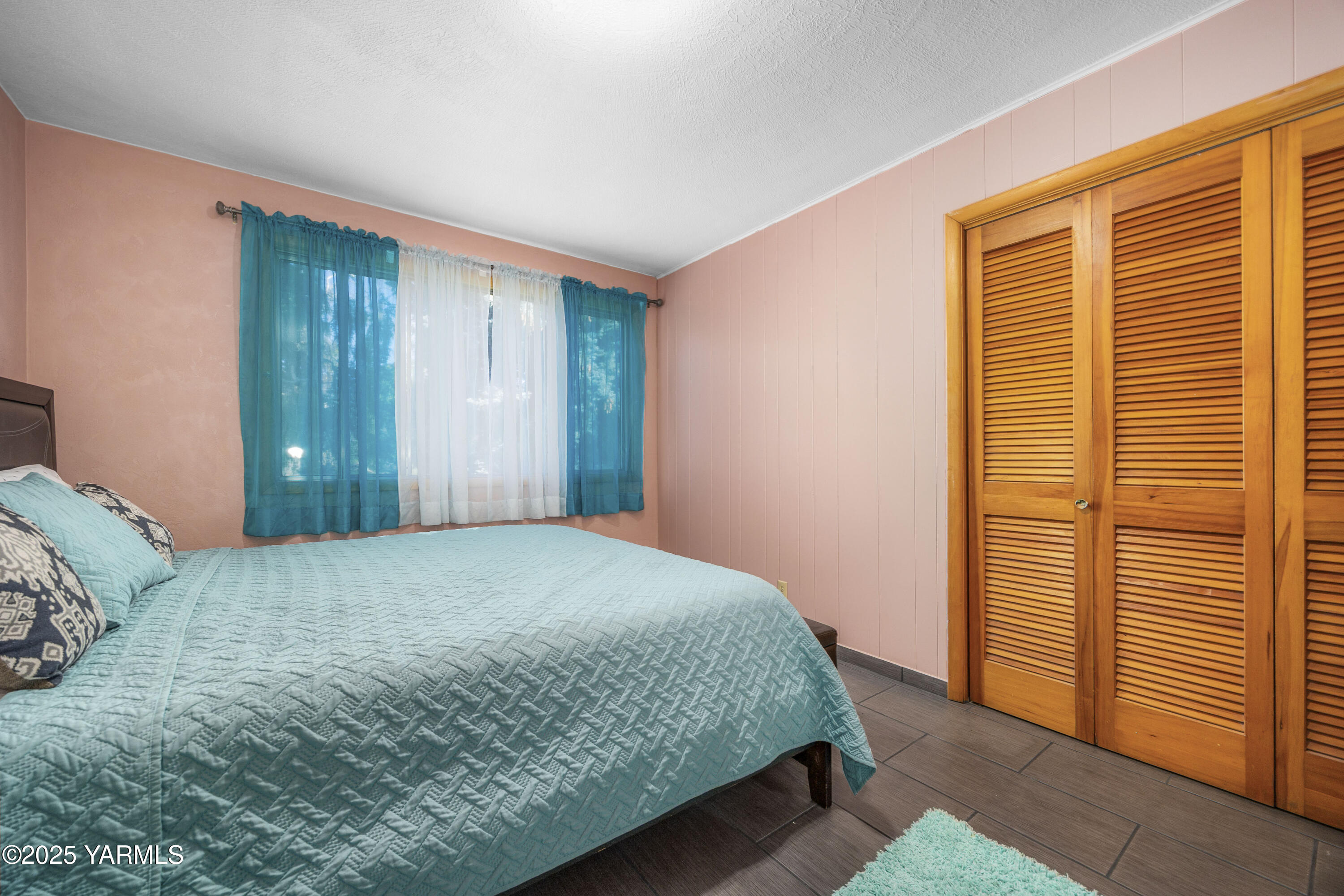 1381 West Riverside Avenue Sunnyside, WA 98944 - Photo 20 of 53 a bedroom with a bed and a window