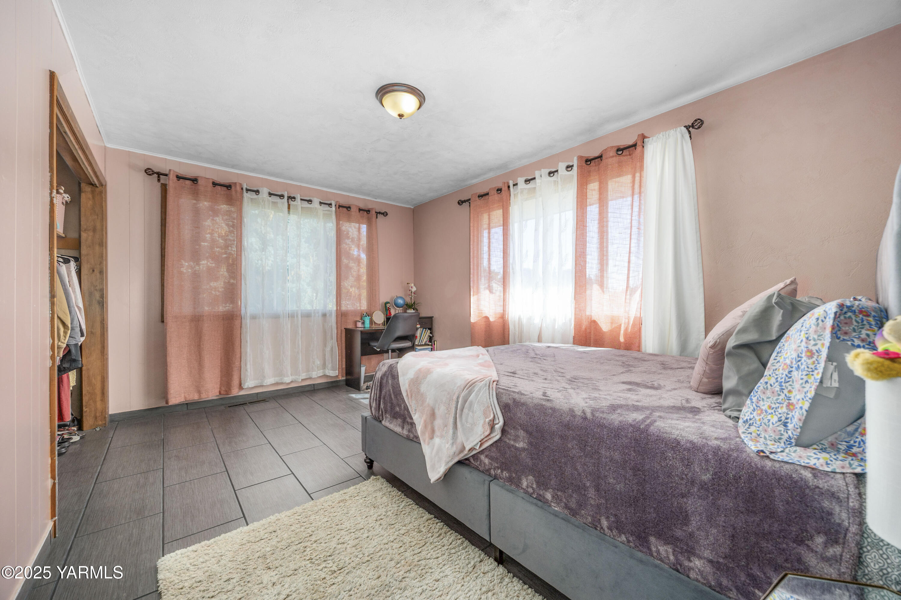 1381 West Riverside Avenue Sunnyside, WA 98944 - Photo 21 of 53 a bedroom with a bed and a window