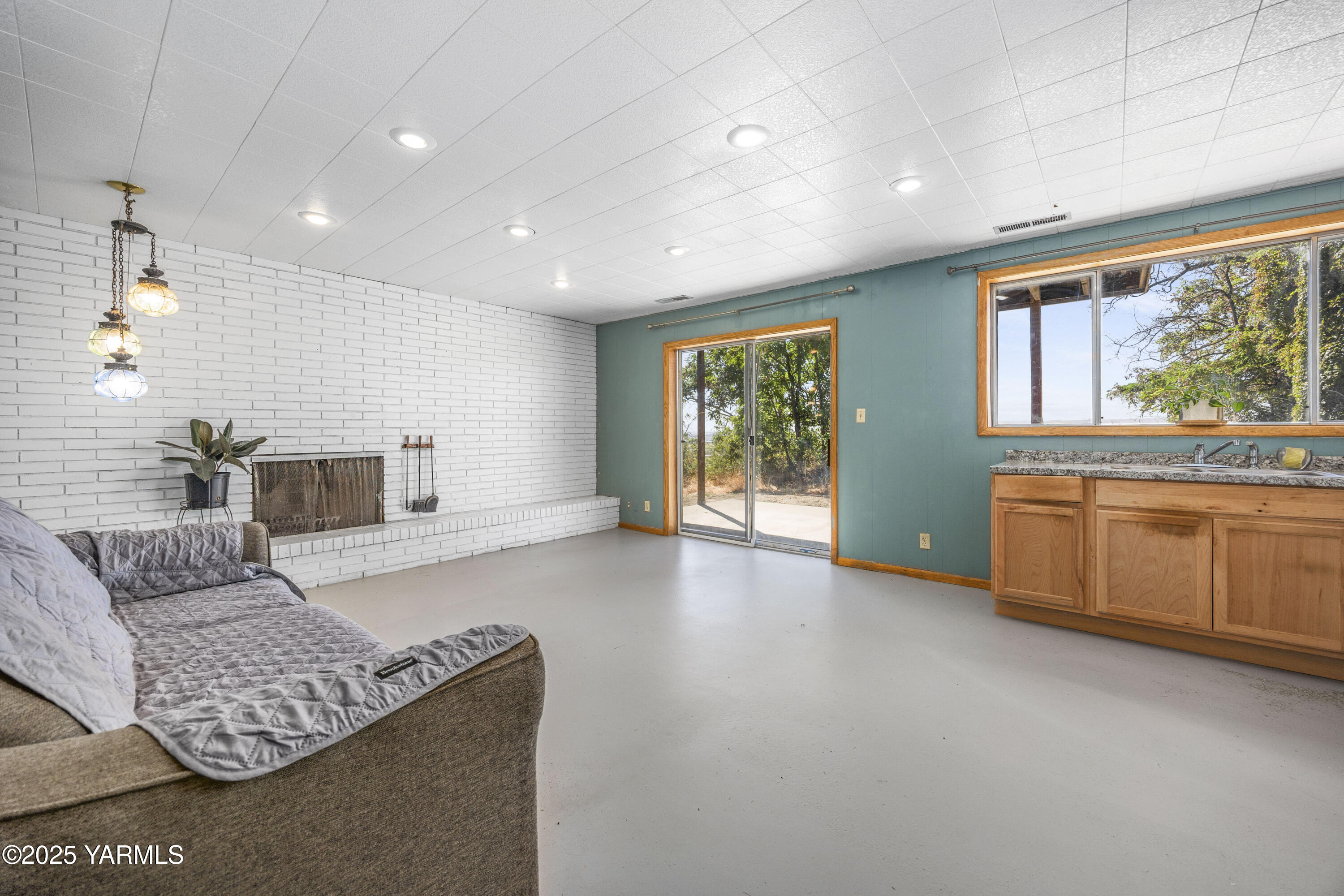1381 West Riverside Avenue Sunnyside, WA 98944 - Photo 26 of 53 a living room with furniture and a large window