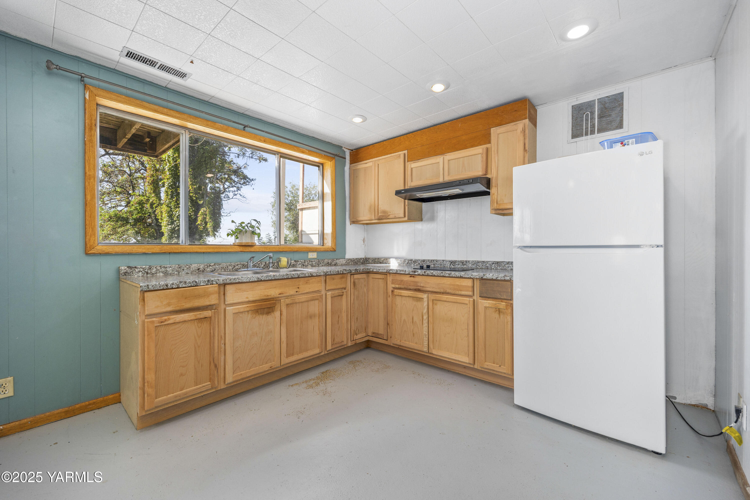 1381 West Riverside Avenue Sunnyside, WA 98944 - Photo 27 of 53 a kitchen with granite countertop stainless steel appliances a refrigerator a sink and cabinets