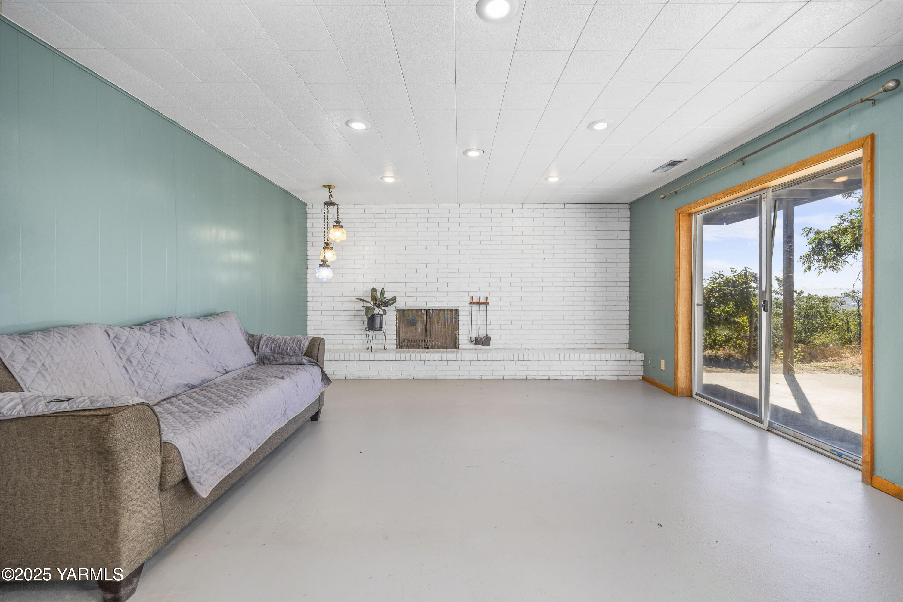1381 West Riverside Avenue Sunnyside, WA 98944 - Photo 28 of 53 a living room with furniture and a large window