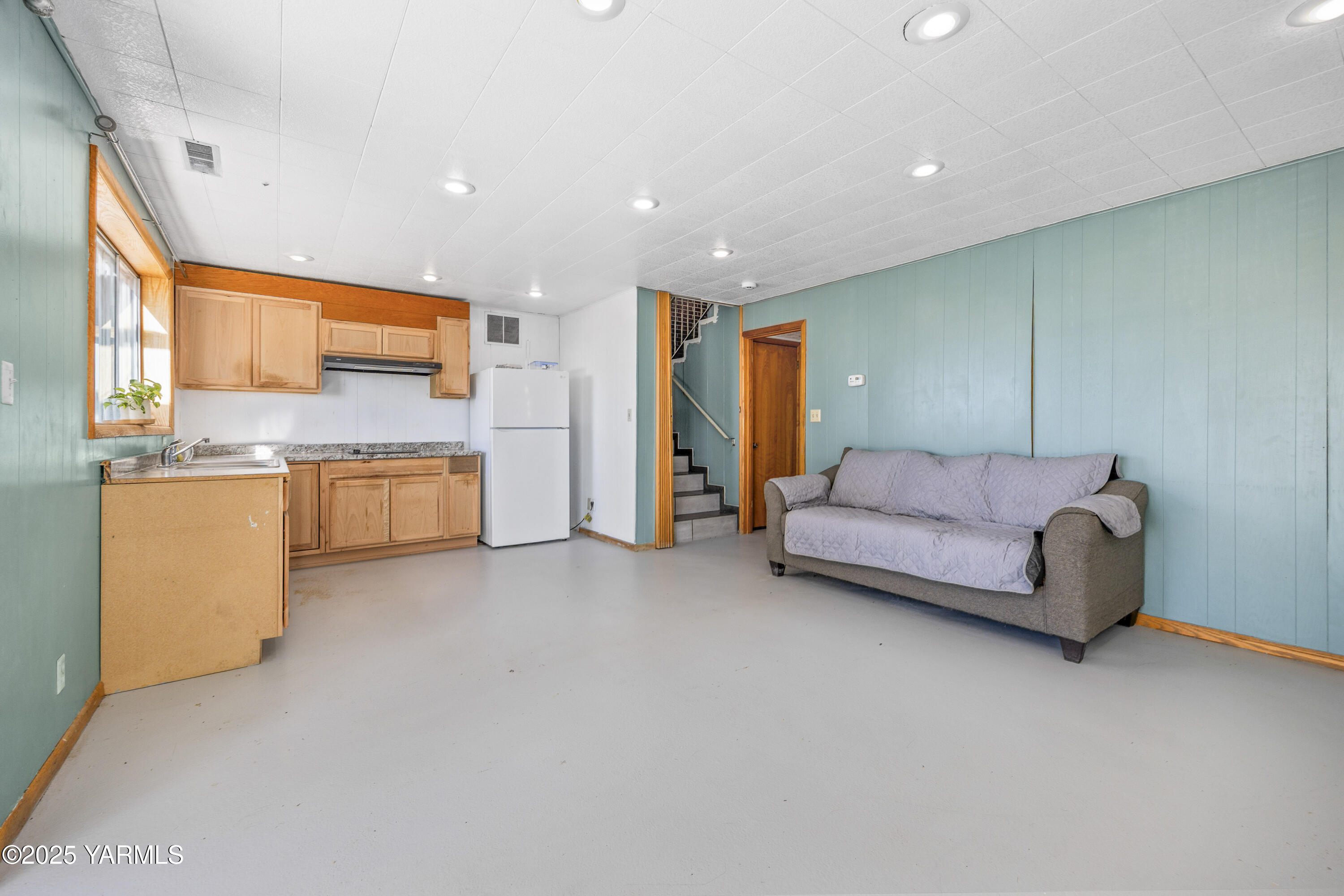 1381 West Riverside Avenue Sunnyside, WA 98944 - Photo 29 of 53 a living room with furniture and a kitchen