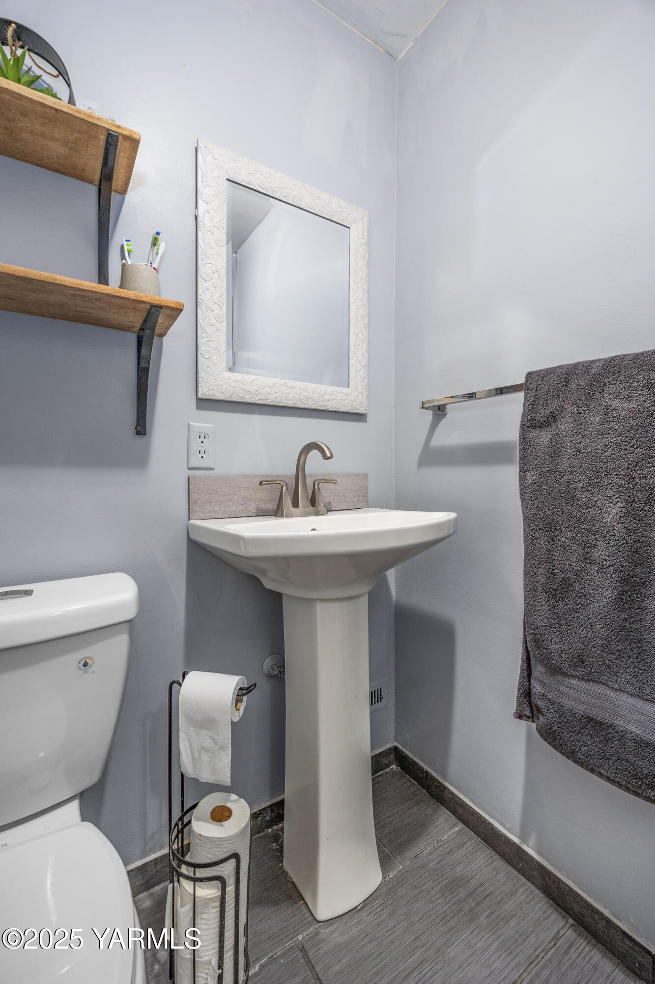 1381 West Riverside Avenue Sunnyside, WA 98944 - Photo 31 of 53 a bathroom with a toilet sink and mirror