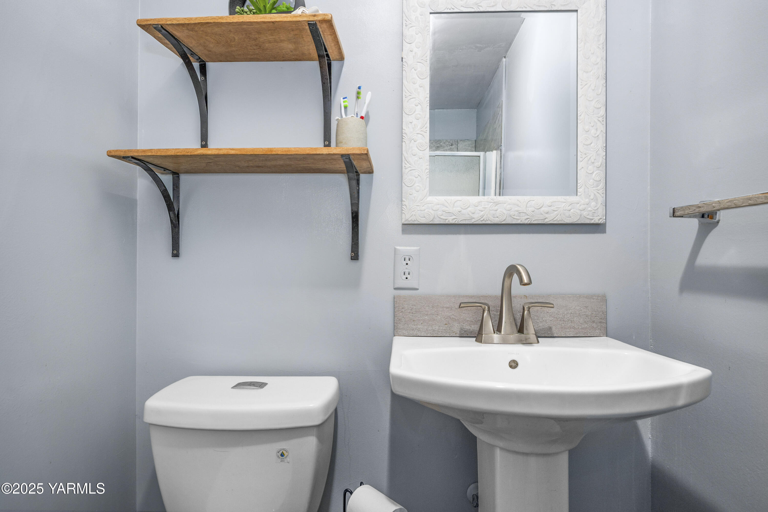 1381 West Riverside Avenue Sunnyside, WA 98944 - Photo 32 of 53 a bathroom with a toilet sink and mirror
