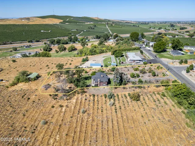 an aerial view of a house with a outdoor space