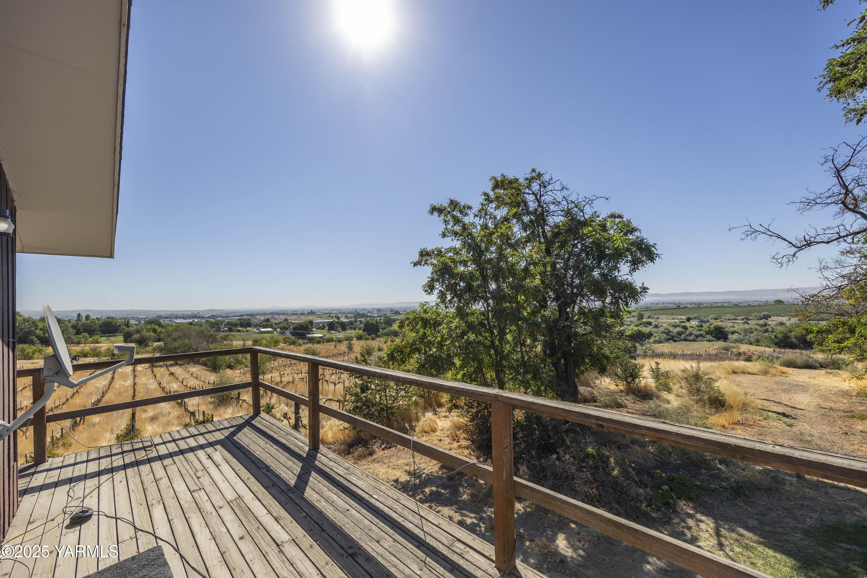 1381 West Riverside Avenue Sunnyside, WA 98944 - Photo 43 of 53 a view of balcony with wooden floor and fence