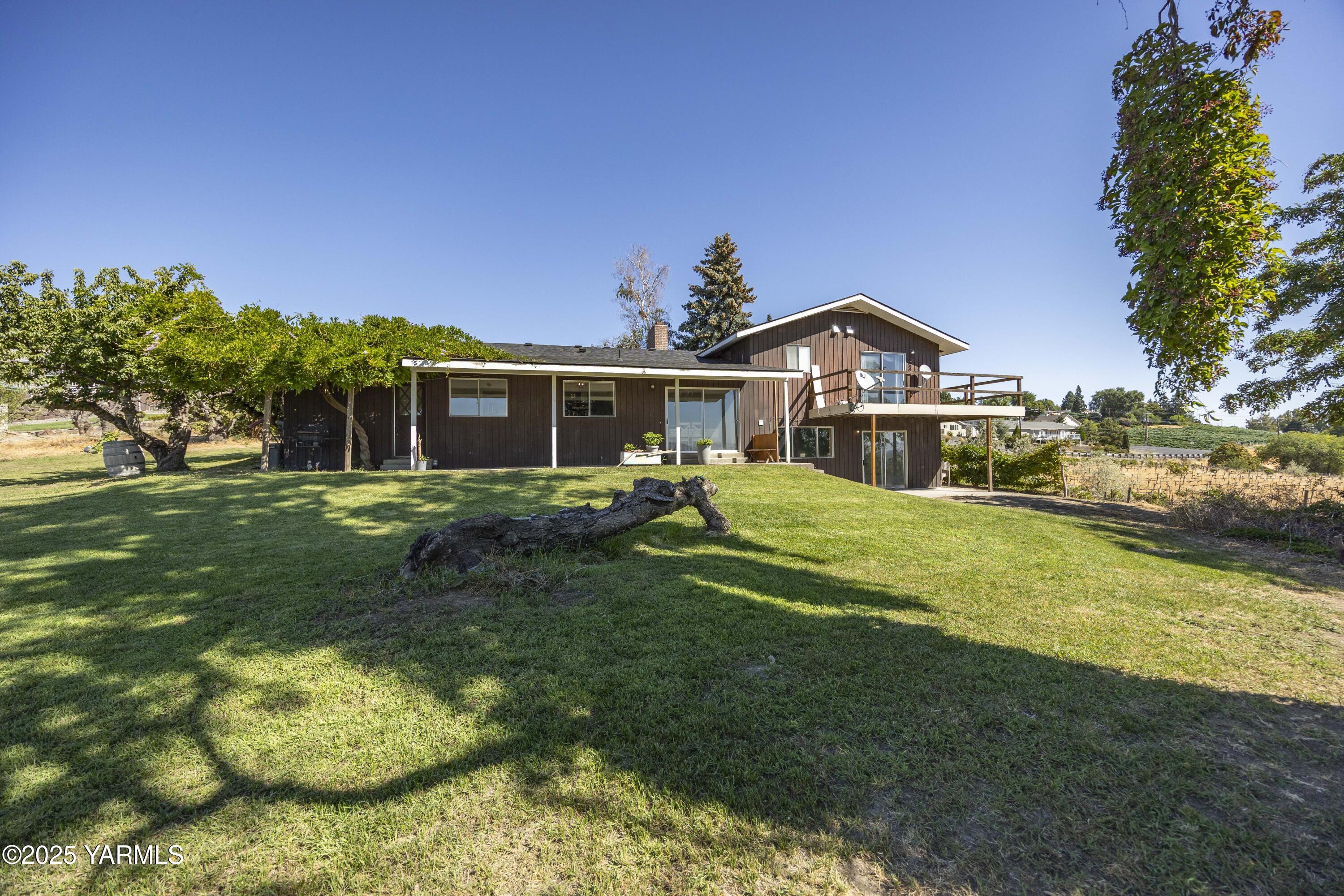 1381 West Riverside Avenue Sunnyside, WA 98944 - Photo 50 of 53 a front view of a house with a yard