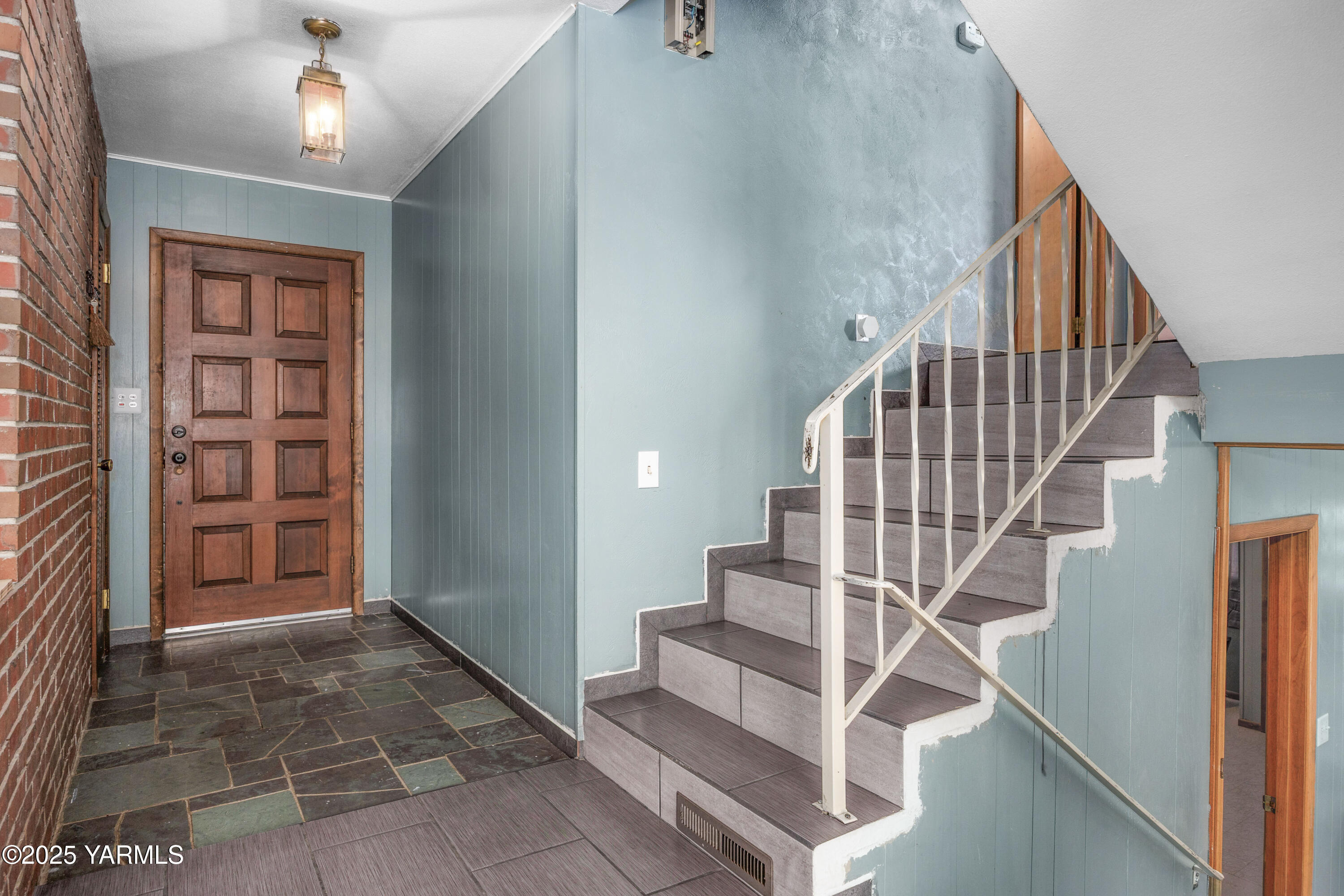 1381 West Riverside Avenue Sunnyside, WA 98944 - Photo 5 of 53 a view of entryway and hall with a front door