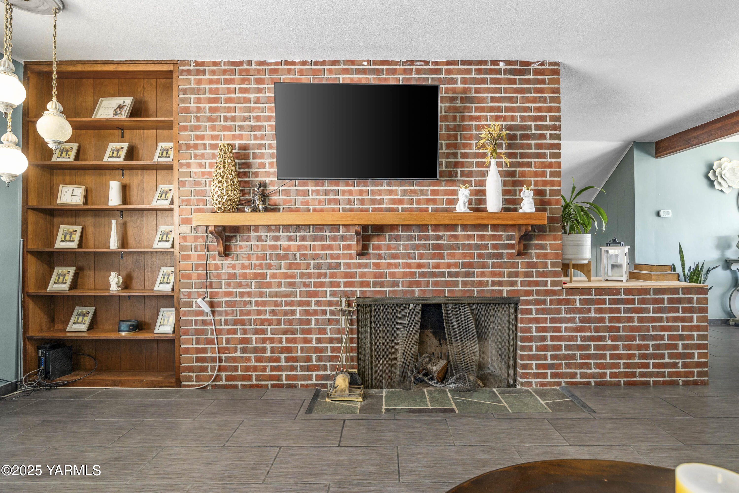 1381 West Riverside Avenue Sunnyside, WA 98944 - Photo 8 of 53 a view of front door of house with outdoor space
