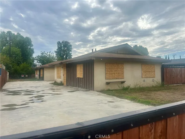 a house view with a backyard space