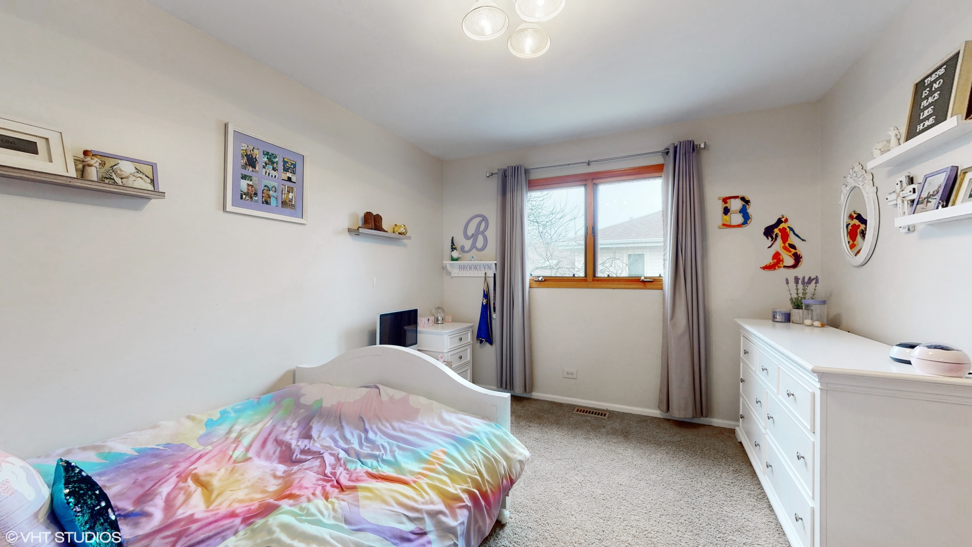 5054 Arrowhead Trace Oak Forest, IL 60452 - Photo 15 of 27 a bedroom with a bed and a window