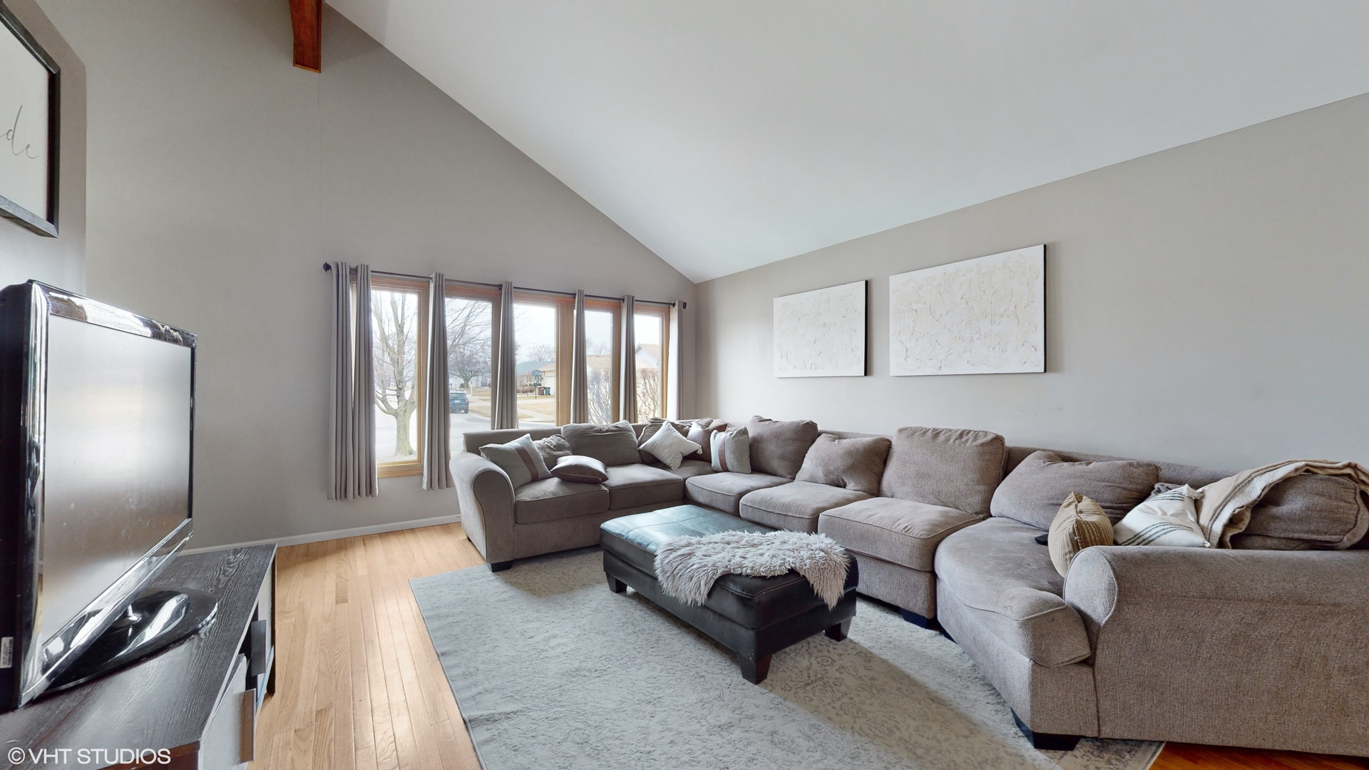 5054 Arrowhead Trace Oak Forest, IL 60452 - Photo 4 of 27 a living room with furniture and a flat screen tv