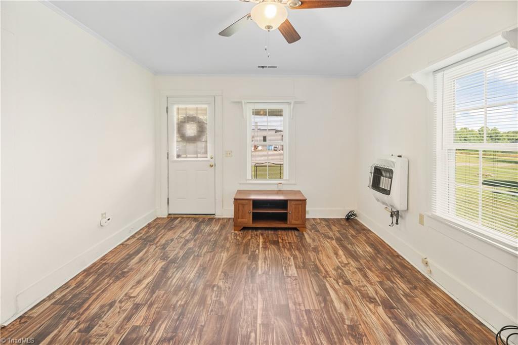 208 Carson Road Pilot Mountain, NC 27041 - Photo 7 of 45 Living room