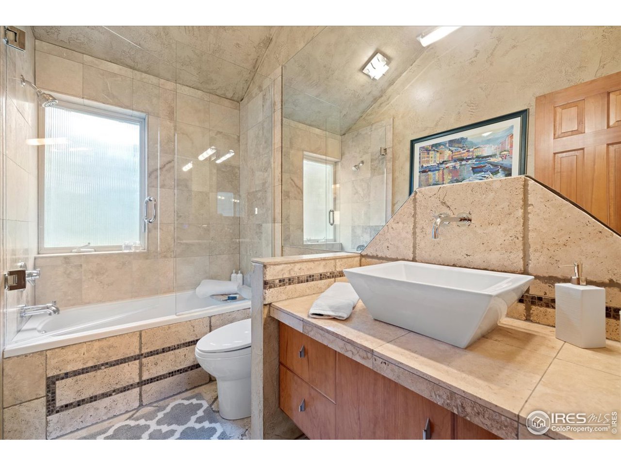 6293 Red Hill Road Boulder, CO 80302 - Photo 24 of 40 a bathroom with a sink a toilet a mirror and a bathtub