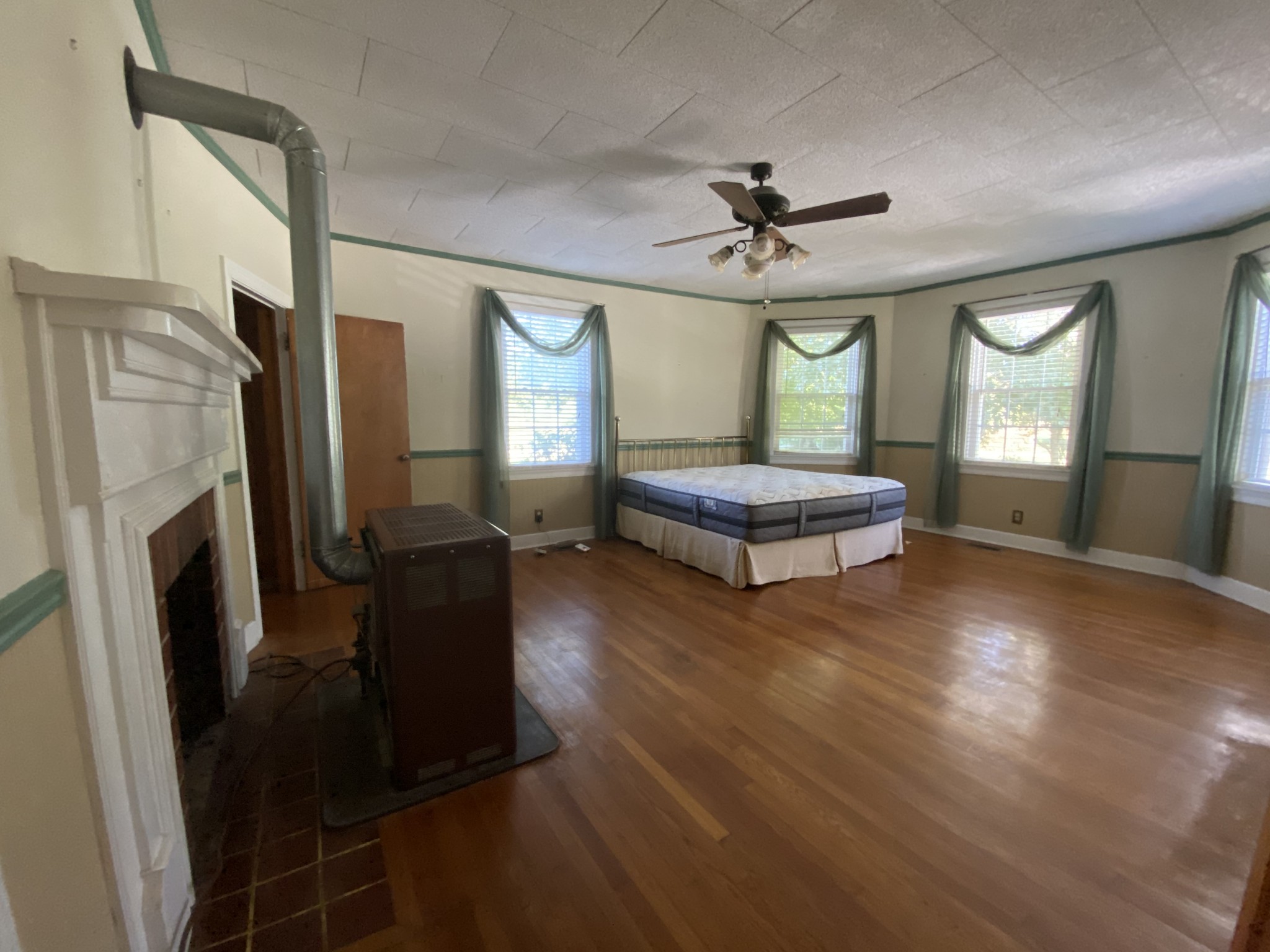 269 French Brantley Road Wartrace, TN 37183 - Photo 19 of 32 a living room with furniture and a fireplace