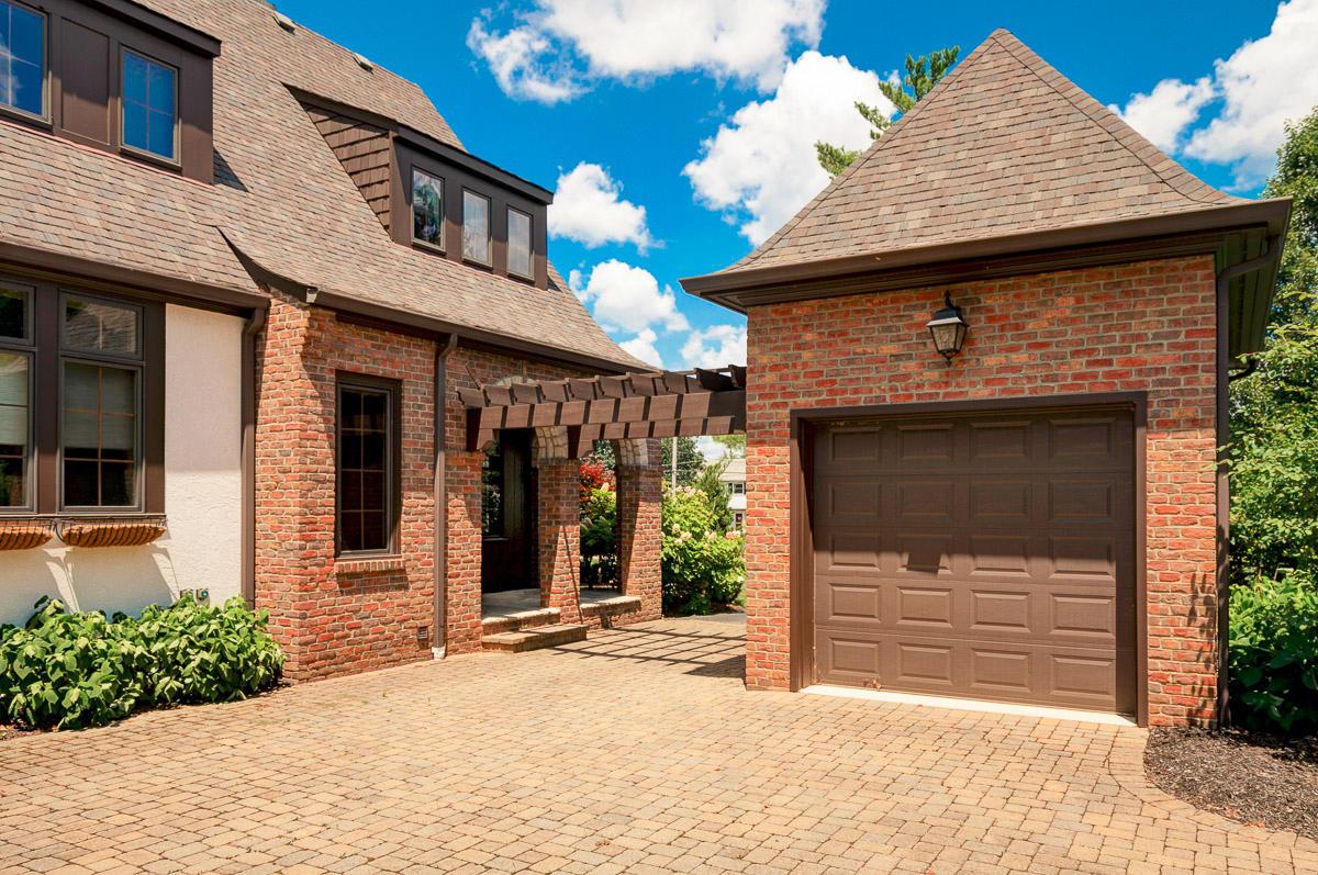 2567 Lane Road Columbus, OH 43220 - Photo 3 of 51
