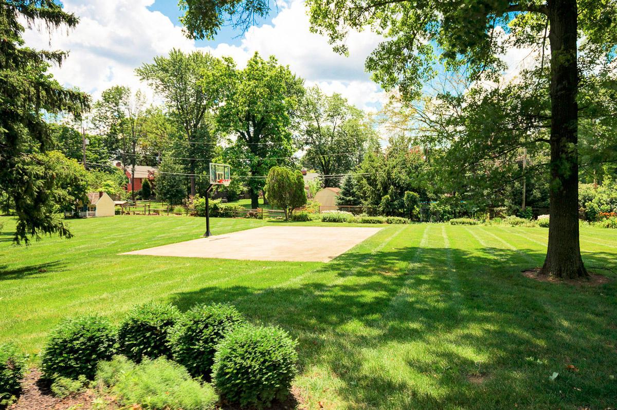 2567 Lane Road Columbus, OH 43220 - Photo 8 of 51