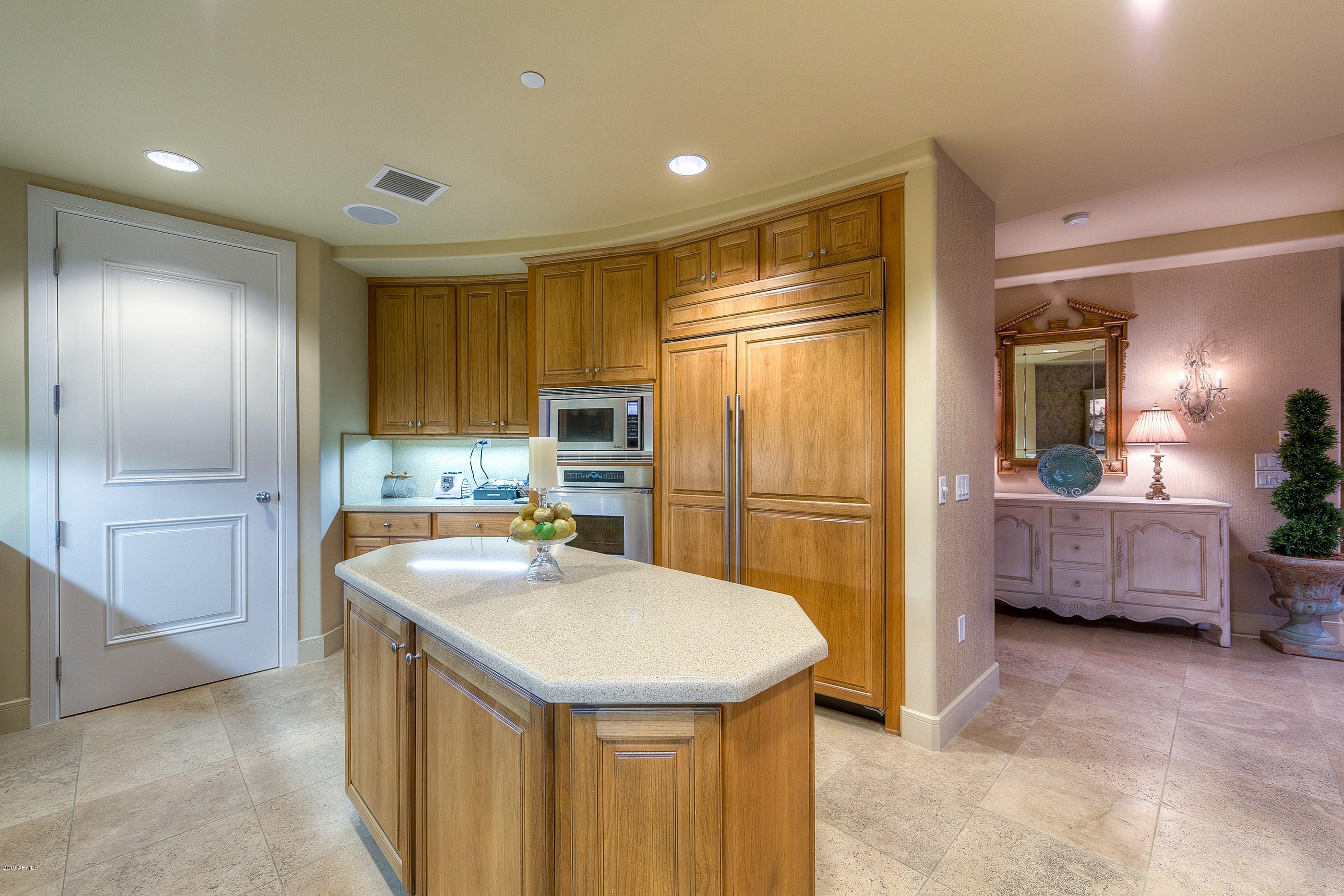 2211 East Camelback Road, Unit 701 Phoenix, AZ 85016 - Photo 12 of 32 Kitchen