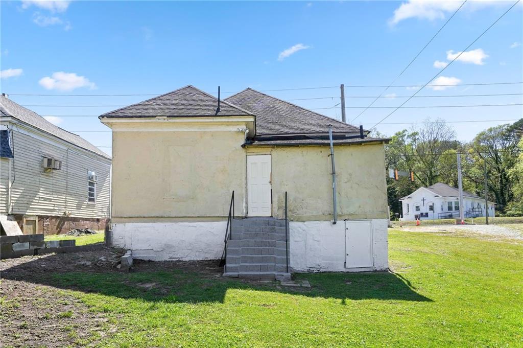 1583 Ralph David Abernathy Boulevard Southwest Atlanta, GA 30310 - Photo 22 of 24 a front view of a house with a yard