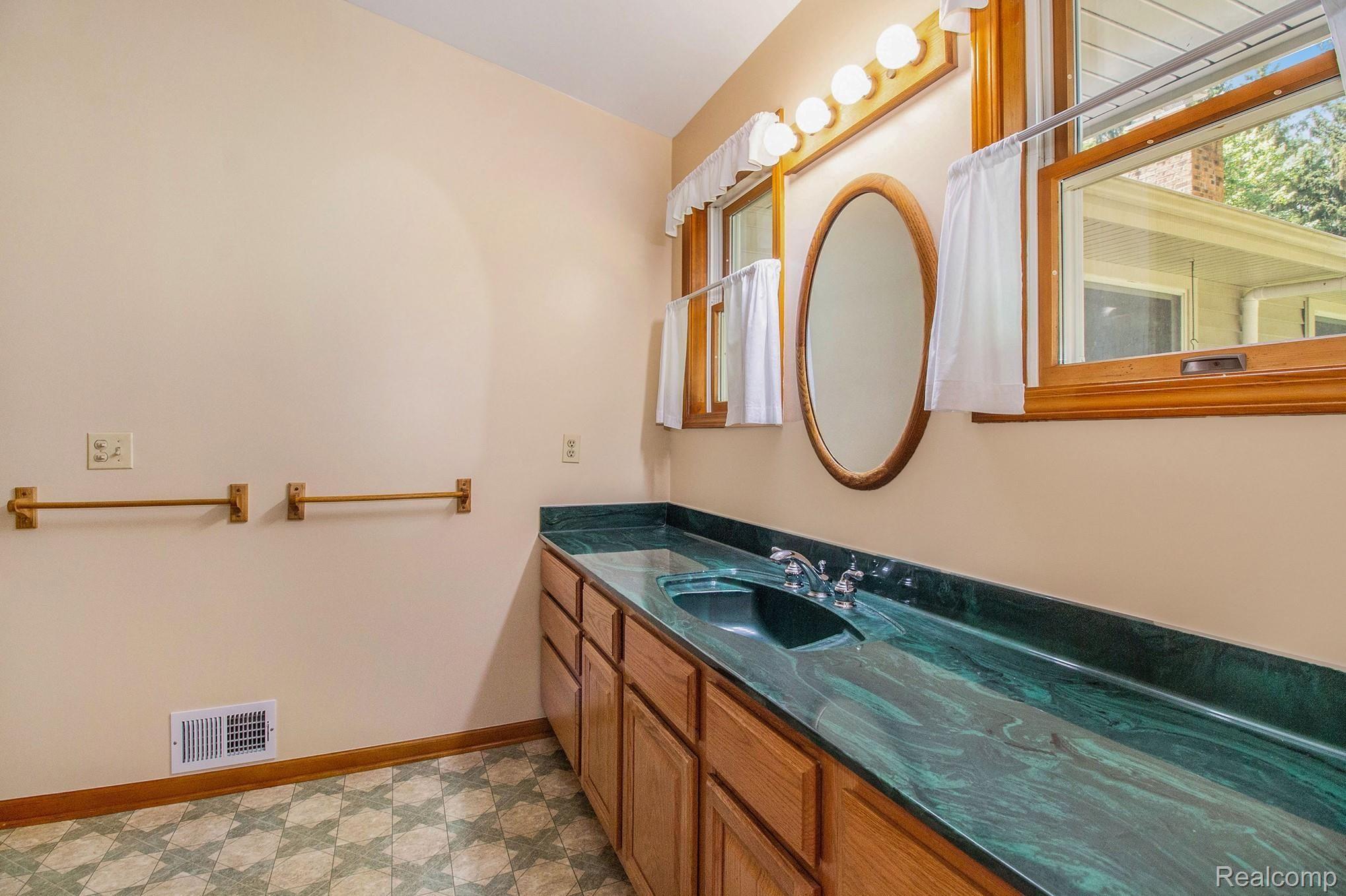 13171 Dunham Road Hartland, MI 48353 - Photo 22 of 61 Master Bath