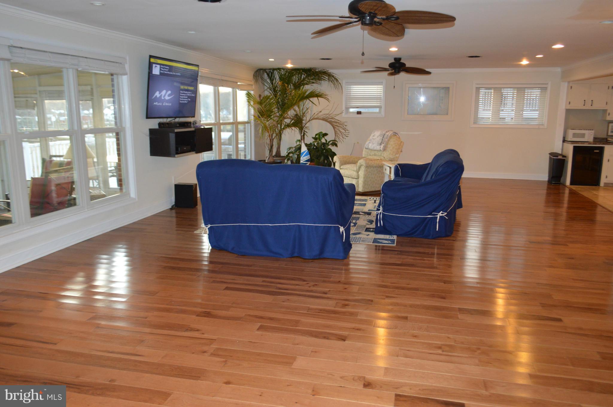 3747 Clarks Point Road Baltimore, MD 21220 - Photo 22 of 30 Living Room