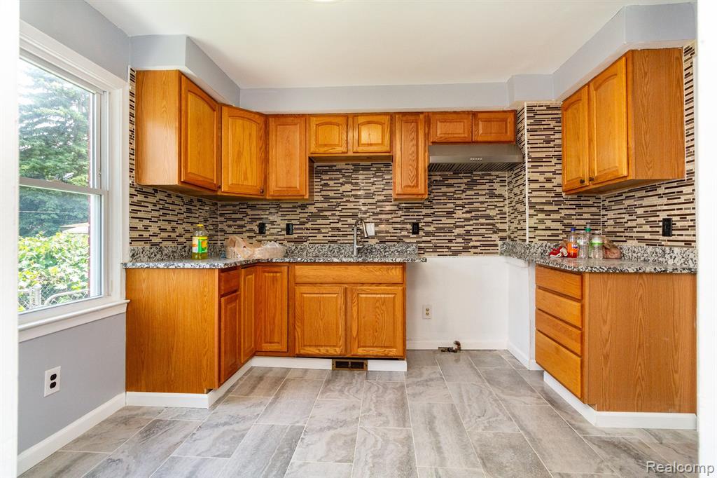 8614 Harding Center Line, MI 48015 - Photo 15 of 41
