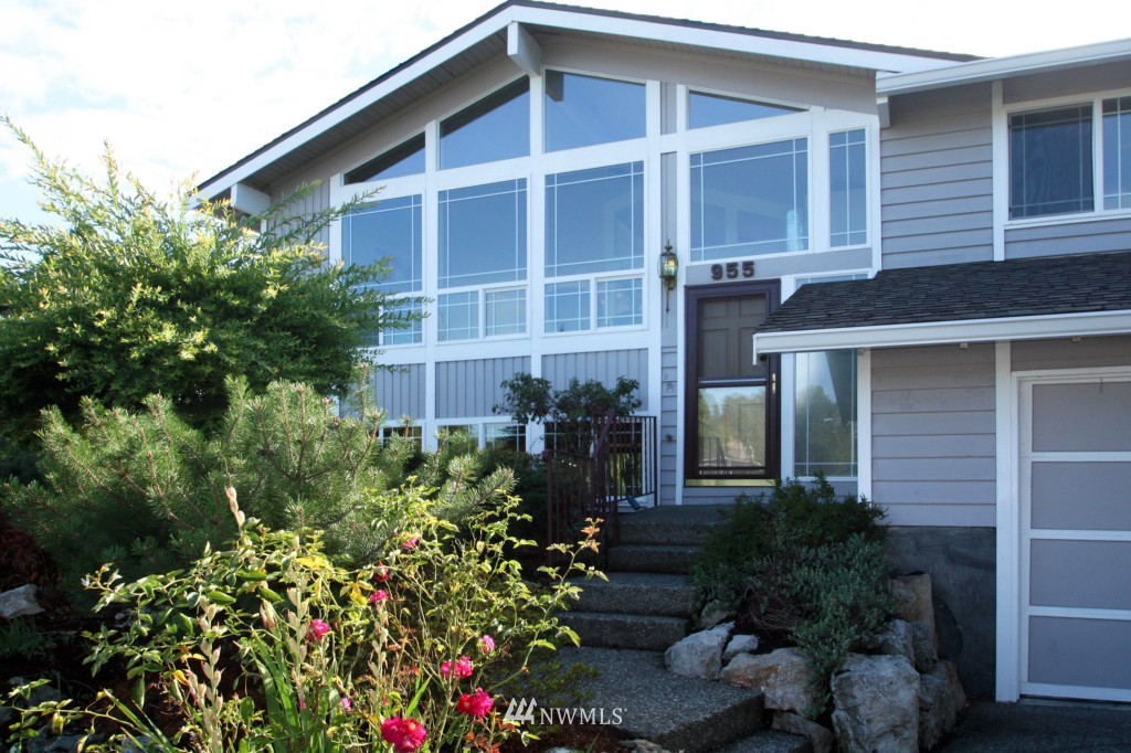 955 Anacortes Court Northeast Renton, WA 98059 - Photo 2 of 25 Gallery Image 2