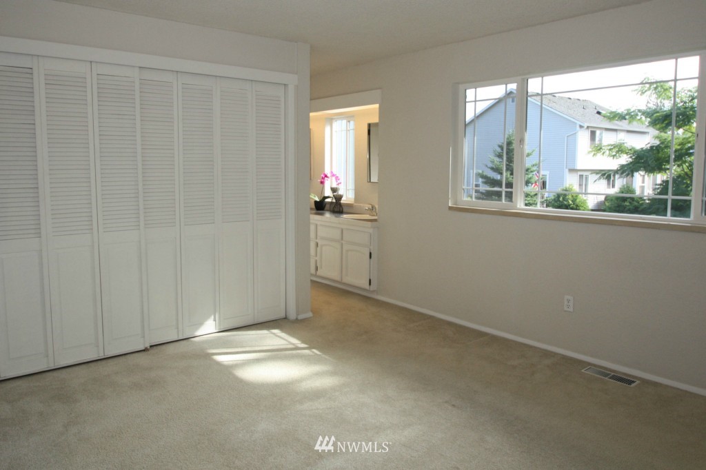 955 Anacortes Court Northeast Renton, WA 98059 - Photo 12 of 25 Gallery Image 12