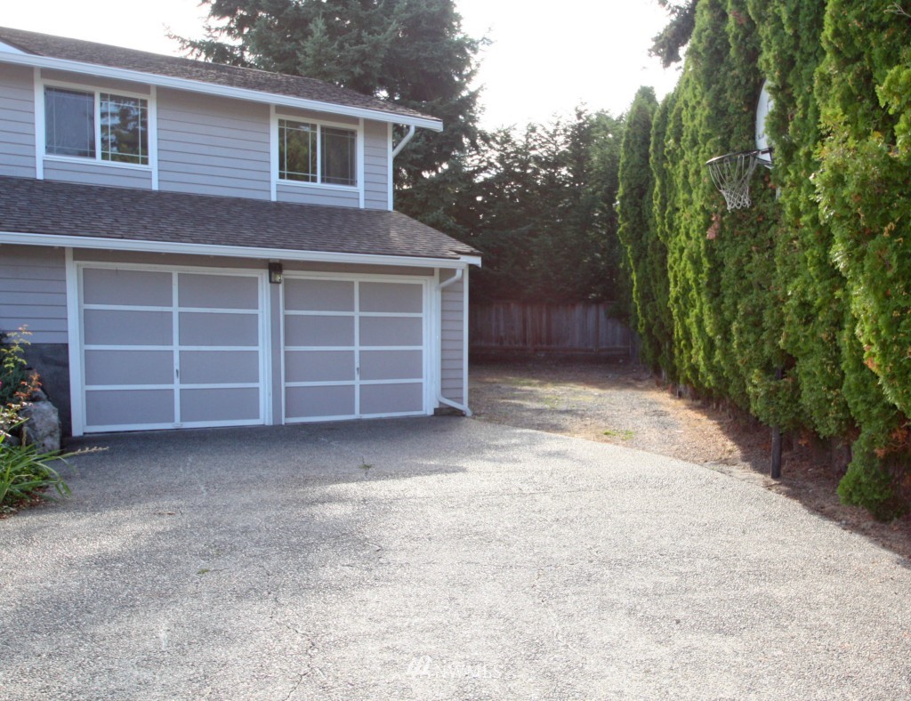 955 Anacortes Court Northeast Renton, WA 98059 - Photo 3 of 25 Gallery Image 3