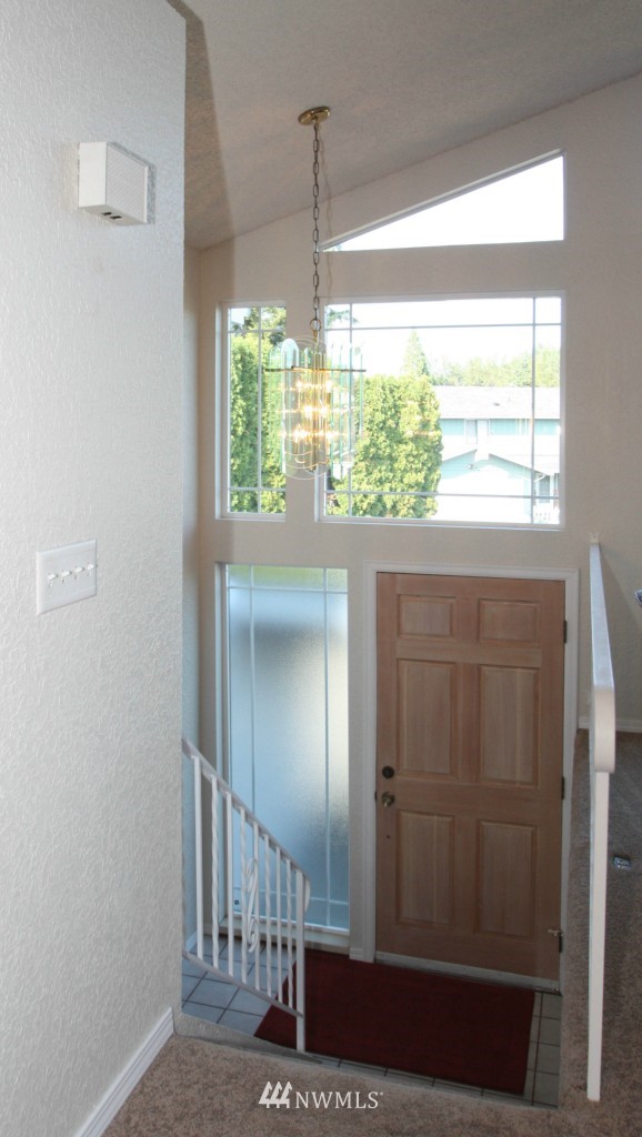 955 Anacortes Court Northeast Renton, WA 98059 - Photo 4 of 25 Gallery Image 4