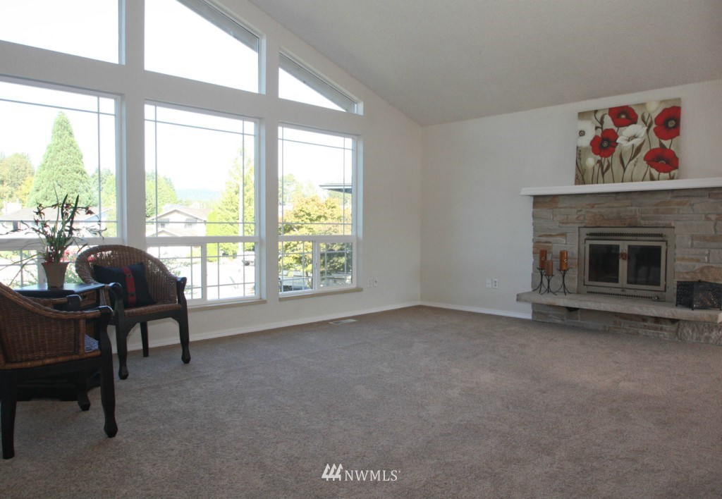 955 Anacortes Court Northeast Renton, WA 98059 - Photo 5 of 25 Gallery Image 5