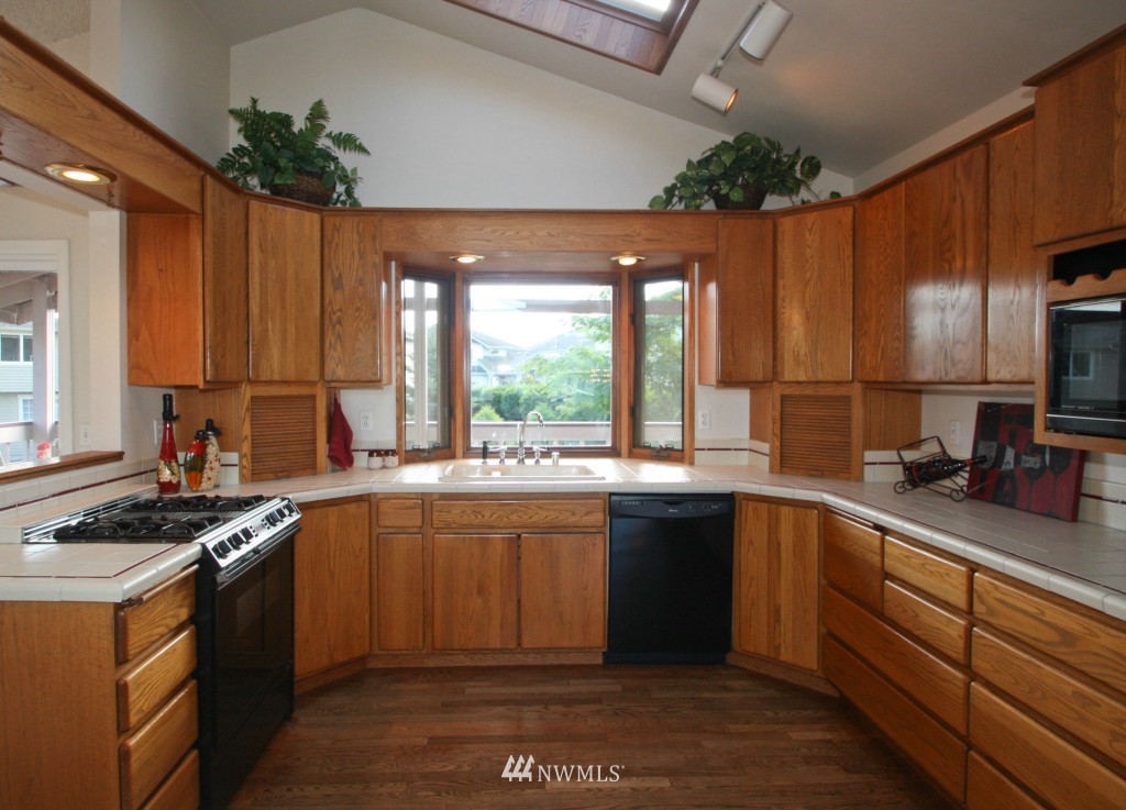 955 Anacortes Court Northeast Renton, WA 98059 - Photo 9 of 25 Gallery Image 9