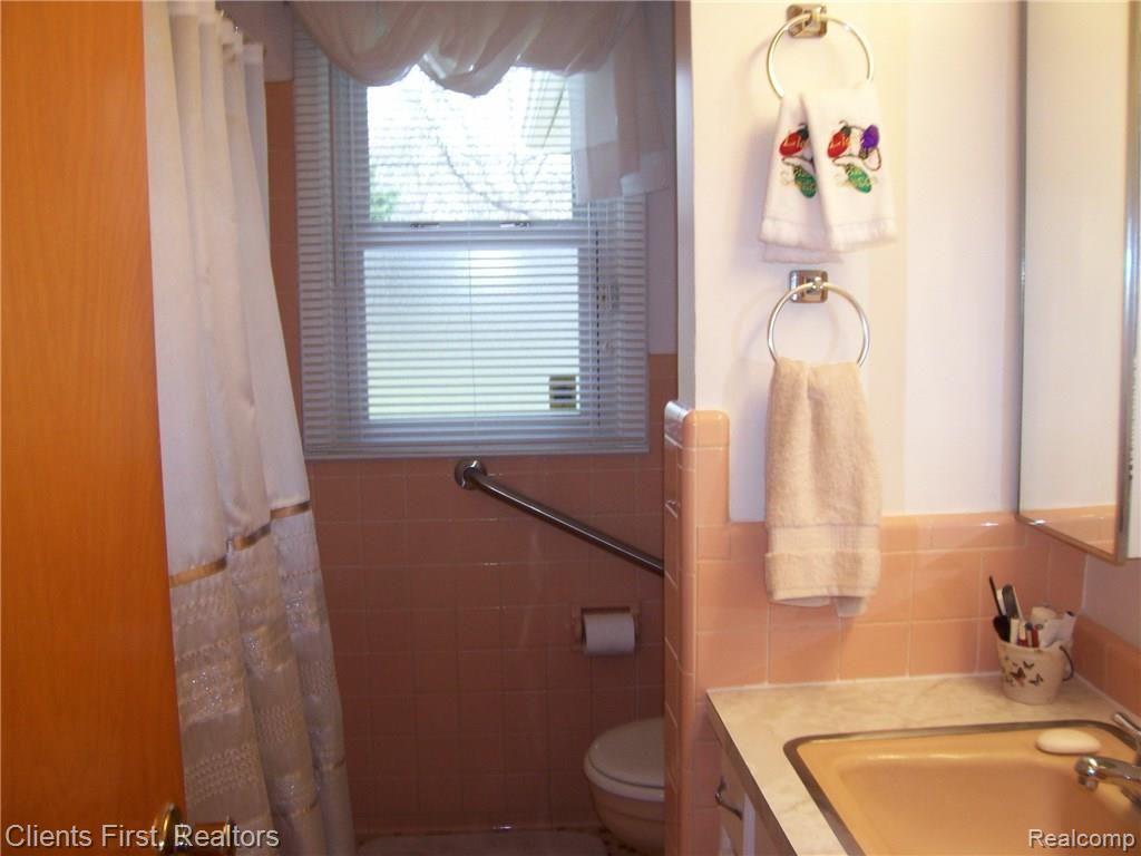 15600 Meadowbrook Road Redford, MI 48239 - Photo 17 of 24 15600 MEADOWBROOK 016.jpg