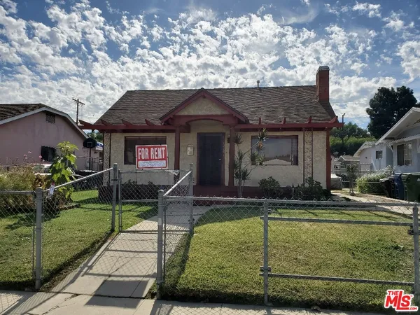 a view of a house with a backyard