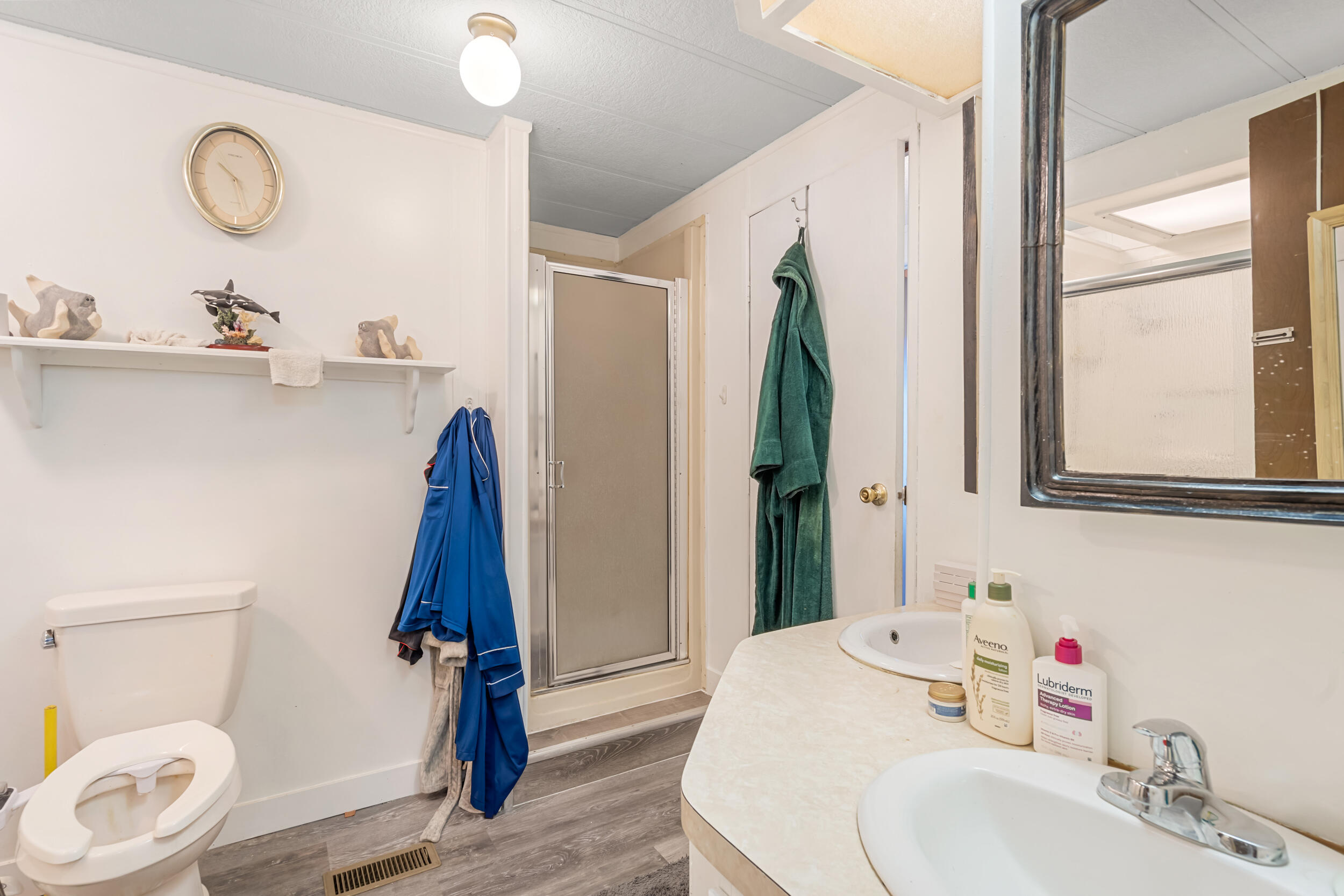 6850 Downing Road, Unit SPC 24 Central Point, OR 97502 - Photo 15 of 26 a bathroom with a sink a toilet and a mirror