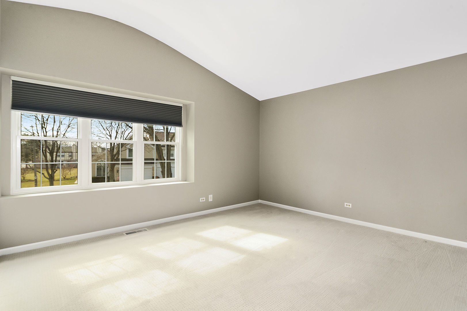 1516 Diamond Drive Hoffman Estates, IL 60192 - Photo 12 of 20 an empty room with a window
