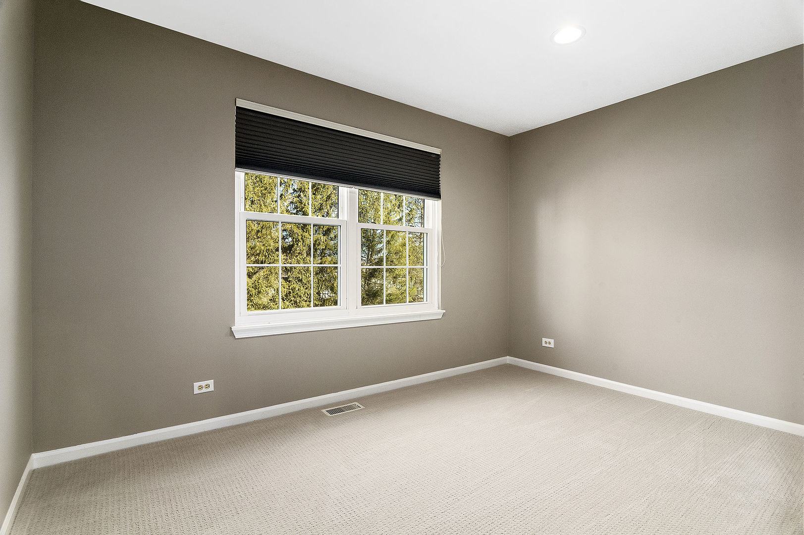 1516 Diamond Drive Hoffman Estates, IL 60192 - Photo 15 of 20 an empty room with a window