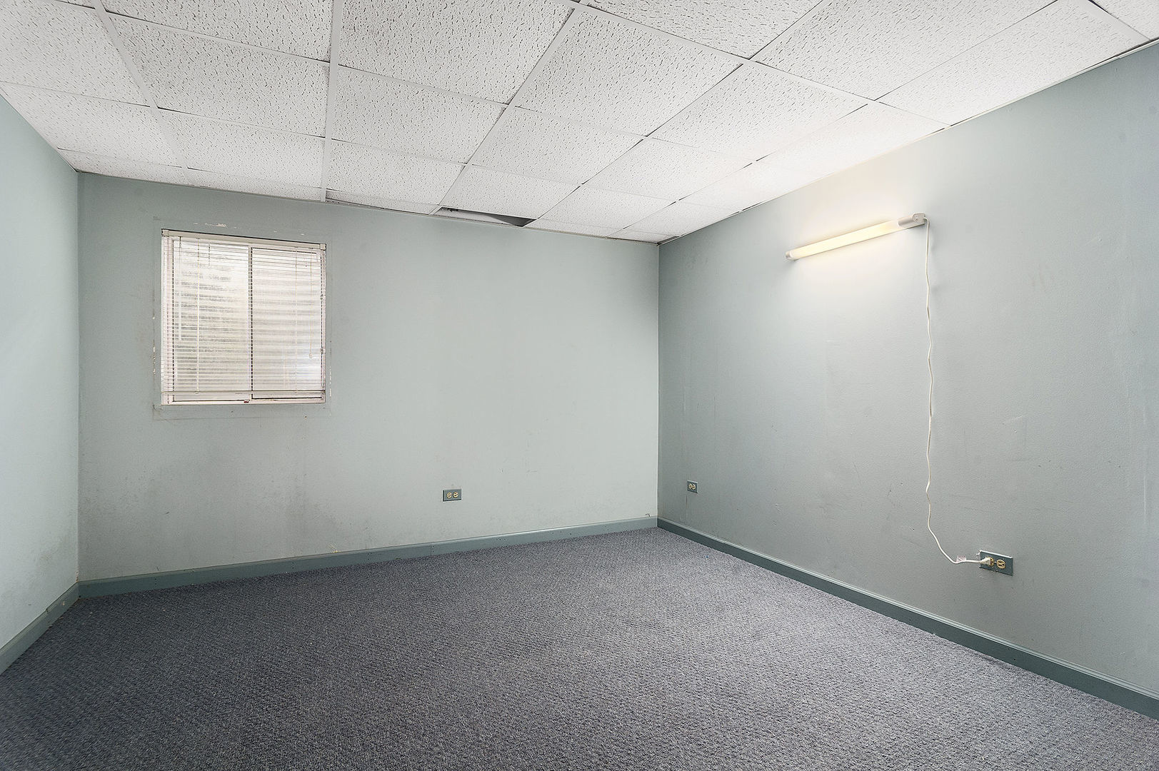 1516 Diamond Drive Hoffman Estates, IL 60192 - Photo 18 of 20 an empty room with windows