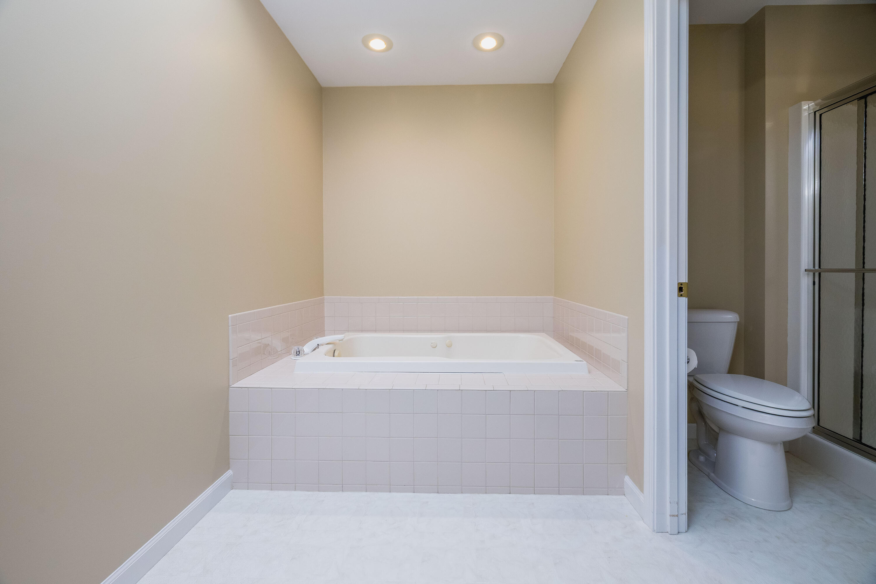 431 Pheasant Run Rensselaer, IN 47978 - Photo 26 of 31 a bathroom with a bathtub and toilet