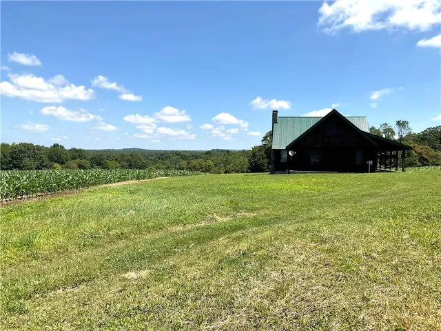 a view of a big room with a big yard