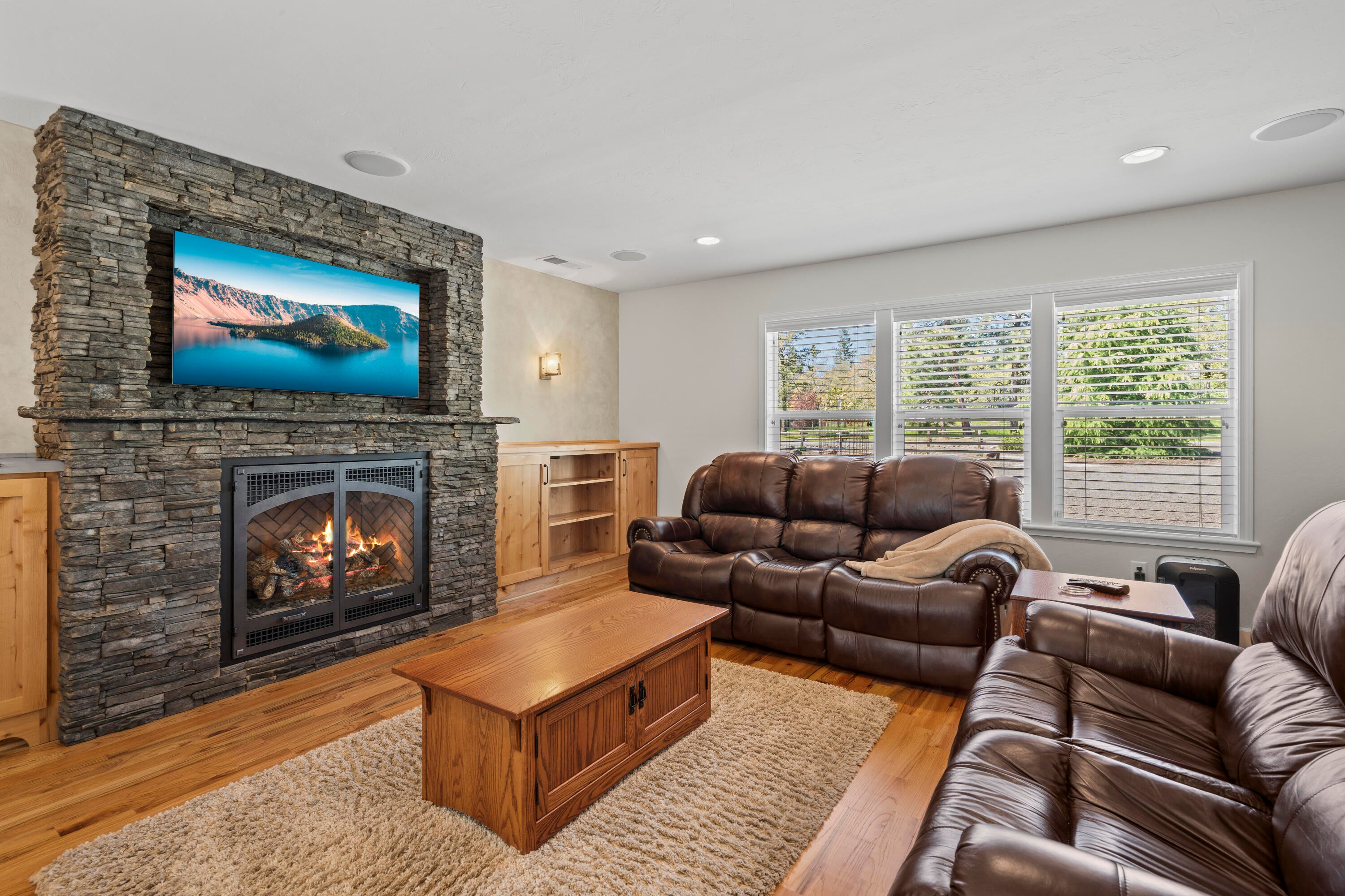 393 Bond Road Shady Cove, OR 97539 - Photo 30 of 40 Living Room